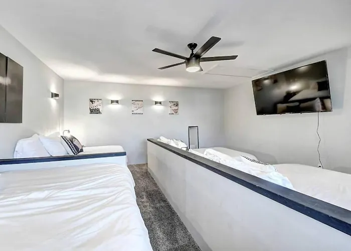 6 Large Bedrooms Billiards Hot Tub *
